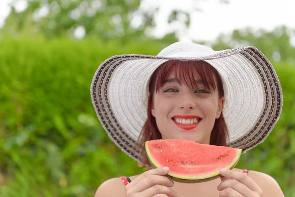 Belle fille manger une pastèque — Photo