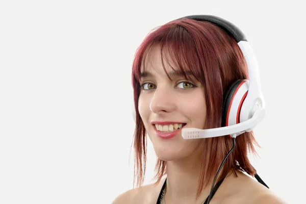 Operador de telefonía de soporte femenino joven en primer plano de auriculares — Foto de Stock