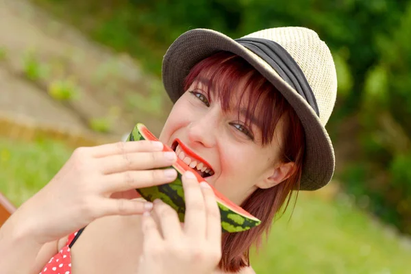 Hermosa chica comiendo una sandía — Foto de Stock