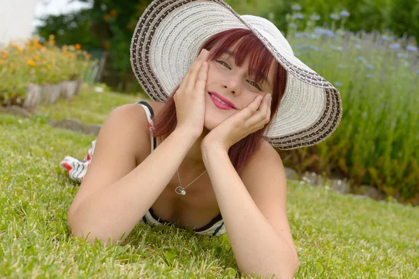 Porträt eines schönen Mädchens mit Sommerhut — Stockfoto