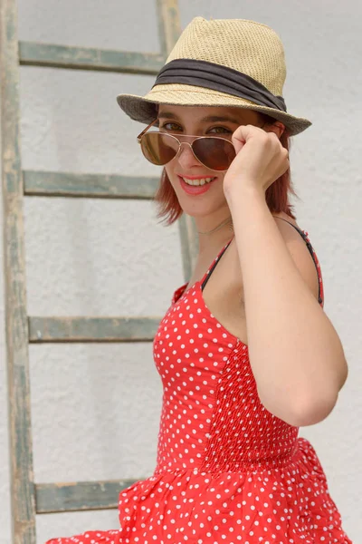 快乐微笑的女孩，戴着草帽和太阳镜 — 图库照片