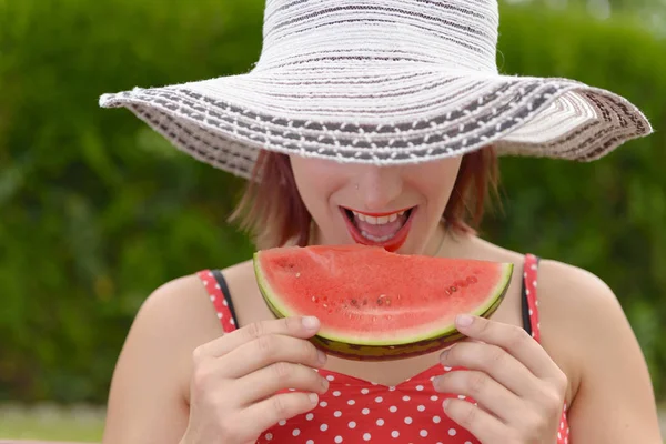 Menina bonita comendo uma melancia — Fotografia de Stock