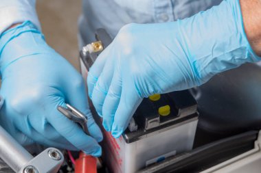 Motosiklet batarya montajı