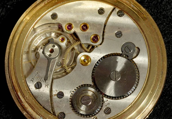 Interieur van een oude zakhorloge met hand-wond mechanische beweging — Stockfoto