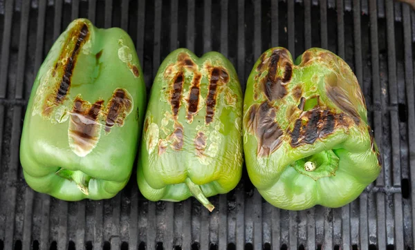 Poivrons verts grillades sur le barbecue — Photo