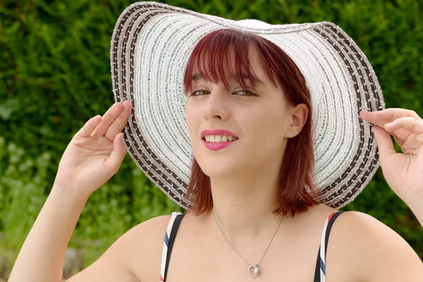 Retrato de una hermosa chica con sombrero de verano —  Fotos de Stock