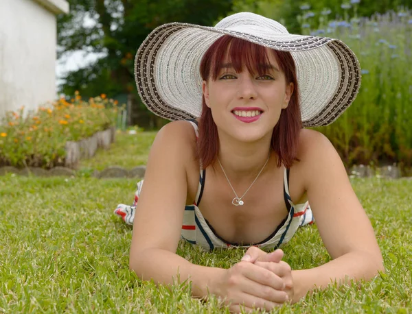 Ritratto di una bella ragazza con cappello estivo — Foto Stock