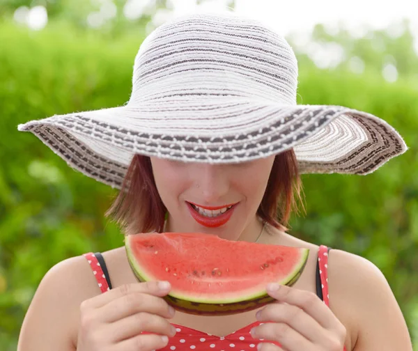 Hermosa chica comiendo una sandía — Foto de Stock