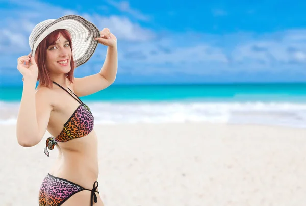Piękna młoda dziewczyna w bikini na plaży — Zdjęcie stockowe