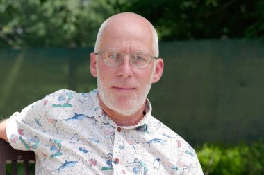 Bahçedeki rahatlatıcı bir olgun adam portresi