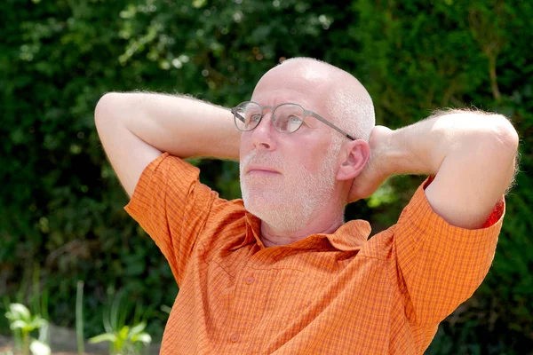 Portret mężczyzny dojrzałe relaks w ogrodzie — Zdjęcie stockowe