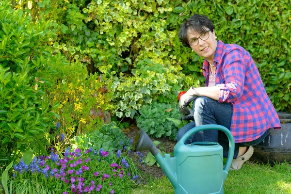 Jardinería en su hermoso jardín . —  Fotos de Stock
