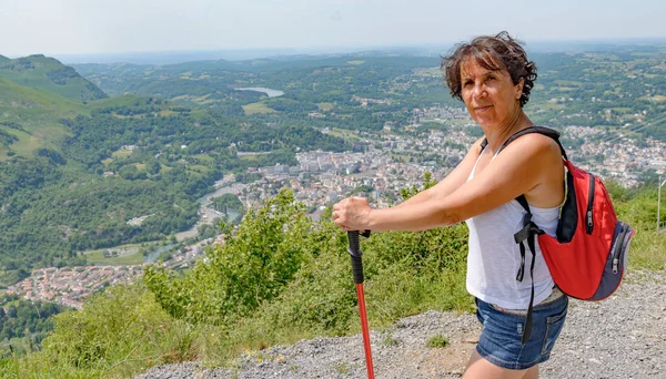 Femme faire de la randonnée dans les montagnes — Photo