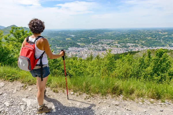 Frau wandert in den Bergen — Stockfoto