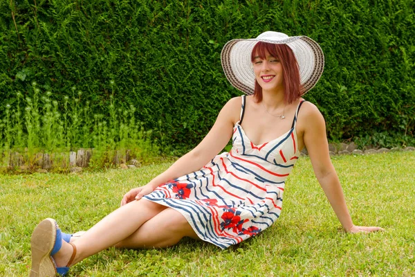 Retrato de chica bonita con sombrero y vestido — Foto de Stock