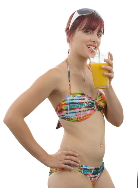 Ładna dziewczyna pozuje w bikini, pić sok pomarańczowy, na liczby biały — Zdjęcie stockowe