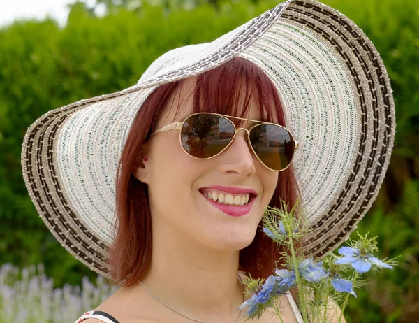 Şapka ve güneş gözlüğü giyen güzel kız portresi — Stok fotoğraf
