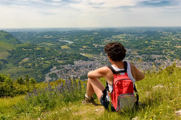 Kadın gitmek hiking dağlarda — Stok fotoğraf