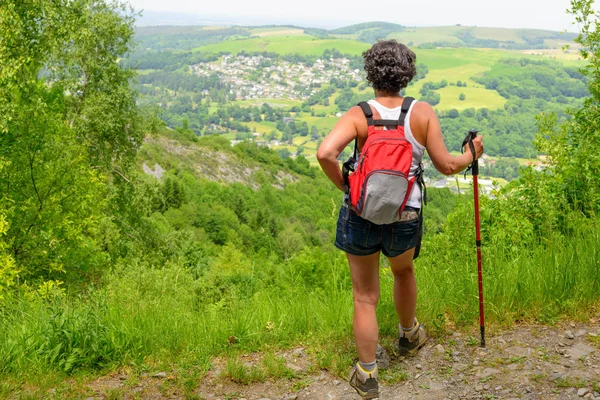 Kobieta, piesze wędrówki w górach — Zdjęcie stockowe