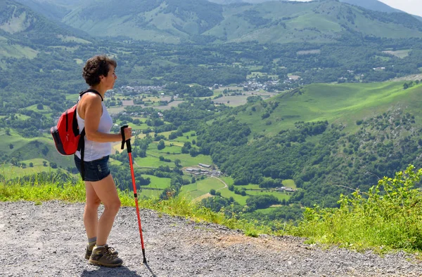 Kvinna vandra i bergen — Stockfoto