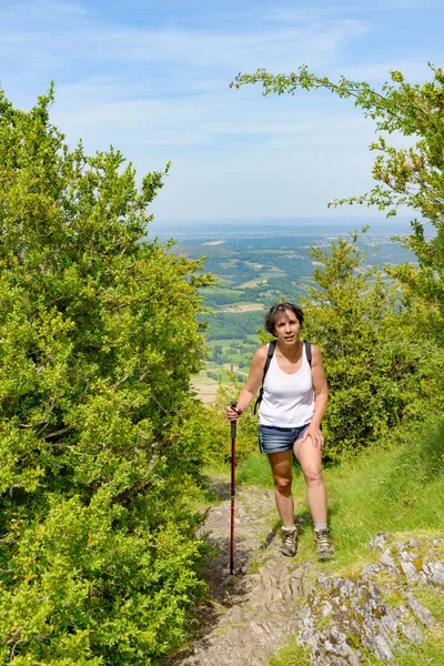 Žena jít na túru v horách — Stock fotografie