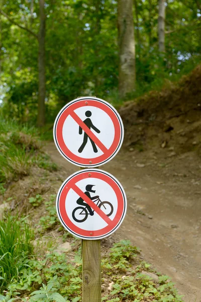 Bord verboden voor fietsers en voetgangers — Stockfoto