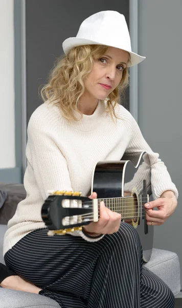 Jeune femme blonde jouant de la guitare acoustique — Photo