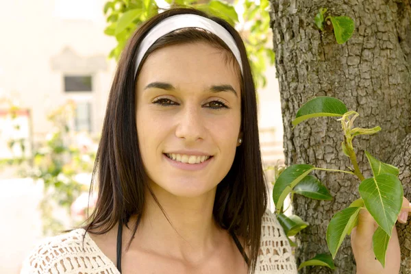 Retrato de hermosa joven feliz al aire libre —  Fotos de Stock