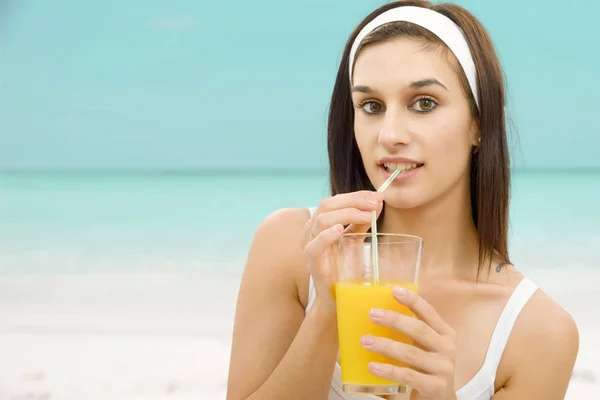 Hermosa joven en ropa interior blanca con jugo de naranja —  Fotos de Stock