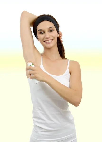 Žena s ANTIPERSPIRAČNÍ deodorant — Stock fotografie