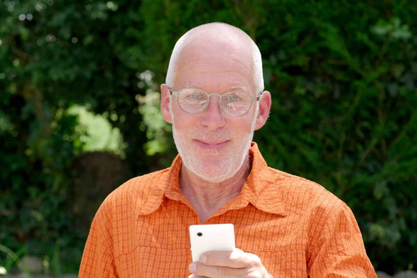 Healthy senior man on the phone outdoor garden — Stock Photo, Image