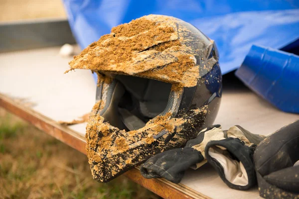 Smutsiga motorcykel motocross hjälm med lera — Stockfoto
