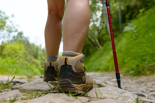 Gezgin bacaklar, kadın yolda yürüyor