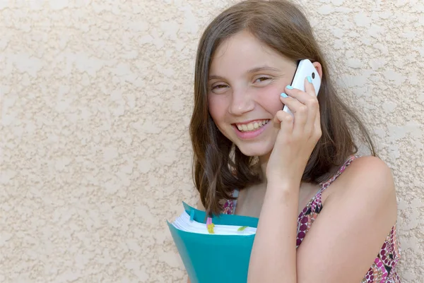 Lachende pre tiener meisje bellen op smartphone, buiten — Stockfoto