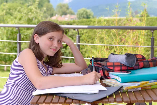 Una adolescente haciendo su tarea — Foto de Stock