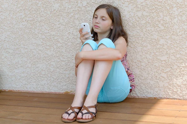 Попередній підліток дівчина смс на мобільний телефон — стокове фото