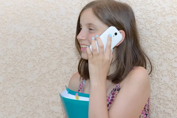 Sourire pré adolescente appelant sur smartphone, en plein air — Photo