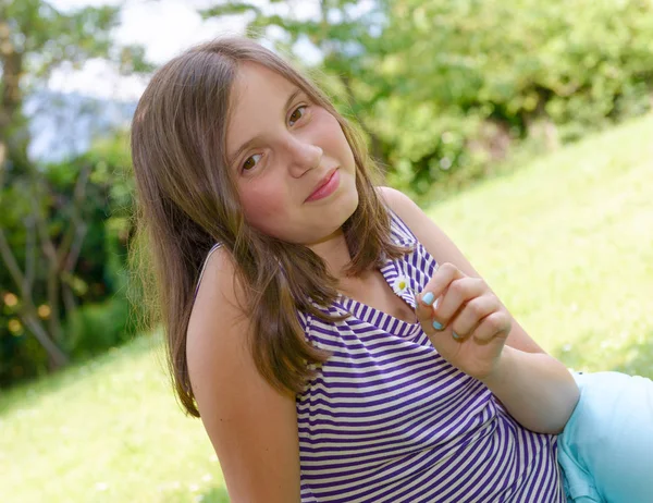 Porträtt av vackra unga leende tonåring flicka, Utomhus — Stockfoto