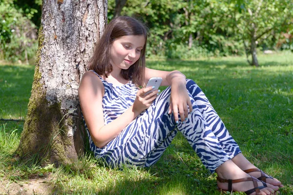 Pre-tiener meisje texting op mobiele telefoon — Stockfoto