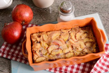 Şeftalilerin olduğu bir portakal yemek Clafoutis