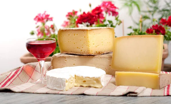 Διάφορα Γαλλικά τυριά με ένα ποτήρι κρασί — Φωτογραφία Αρχείου