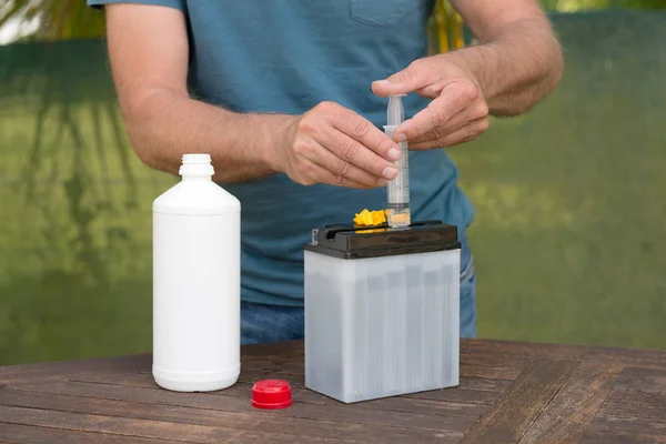 Enchendo uma bateria com ácido — Fotografia de Stock