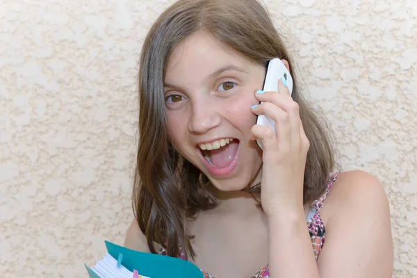 Lachende pre tiener meisje bellen op smartphone, buiten — Stockfoto