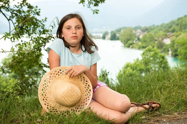Підліток з солом'яним капелюхом в дикій природі — стокове фото