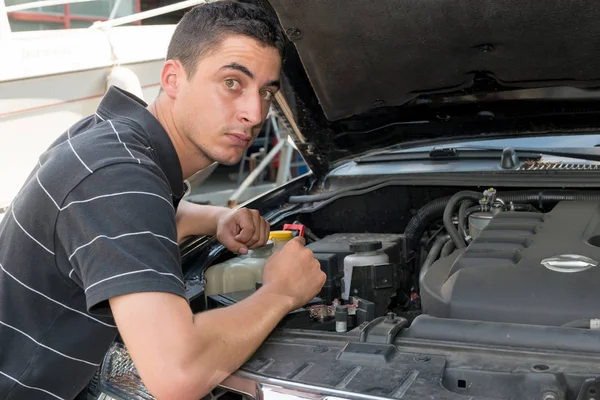 Joven mecánico reparación de motor de coche — Foto de Stock