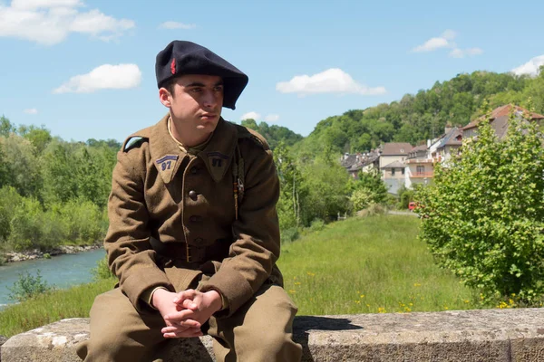 Soldado francés en uniforme de 1940, sentado al aire libre —  Fotos de Stock