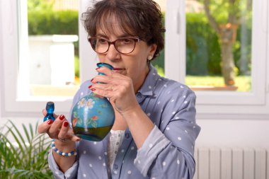 Likör bir şişe kokulu kadın