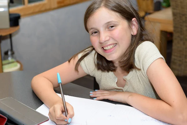 Adolescente faisant ses devoirs — Photo