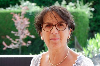 Orta yaşlı bir esmer kadın portresi