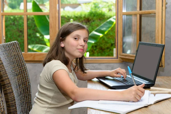 Tiener haar huiswerk — Stockfoto